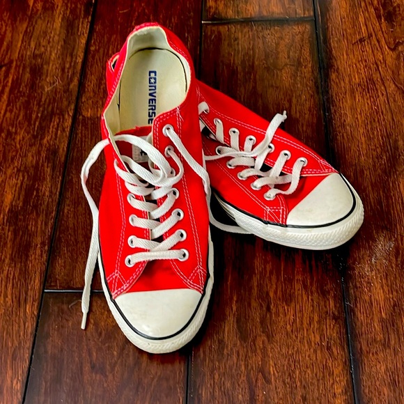 ๐ Step into Bold Style with Red Converse Shoes! โค๏ธ - Picture 1 of 4